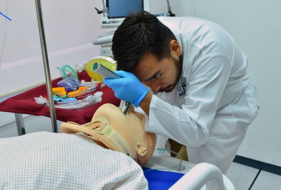 Se inscriben más de 19 mil médicos y enfermeras para enfrentar el Covid-19