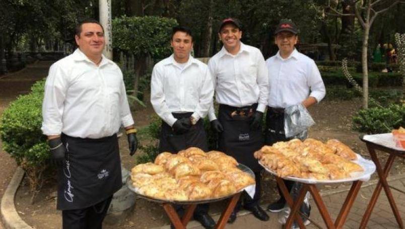 Meseros venden empanadas en Parque México durante la crisis por Covid-19