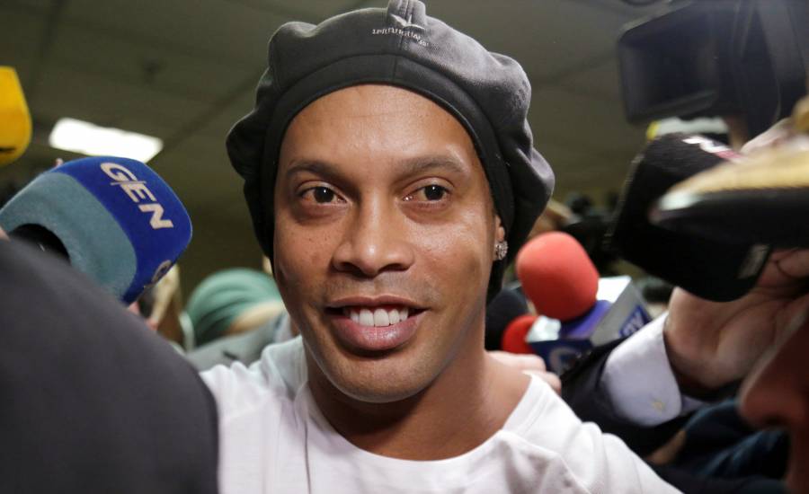 Ronaldinho sale de prisión y cumplirá arresto domiciliario