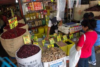 Inflaci&oacute;n baja 3.25% en marzo por ca&iacute;da de petr&oacute;leo