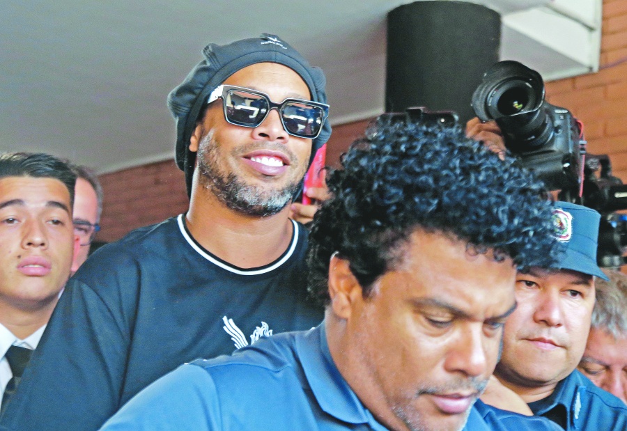 Ronaldinho sale de prisión con fianza de 800 mil dólares