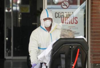 Suma Espa&ntilde;a 14 mil 555 muertos por coronavirus