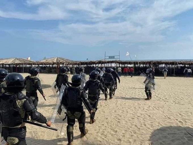 Desalojan a turistas de playas en Acapulco