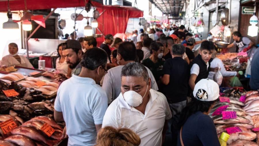 Pese a contingencia, abarrotan mercado La Viga