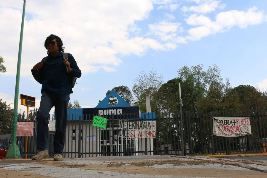 Autoridades de la UNAM dialogan con estudiantes que mantienen en paro la Facultad de Veterinaria
