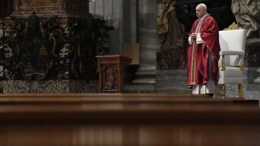 Preside Papa Viacrucis histórico, sin fieles, en la Plaza San Pedro del Vaticano