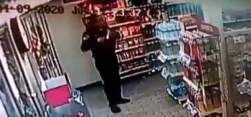 Captan a policía robando en tienda