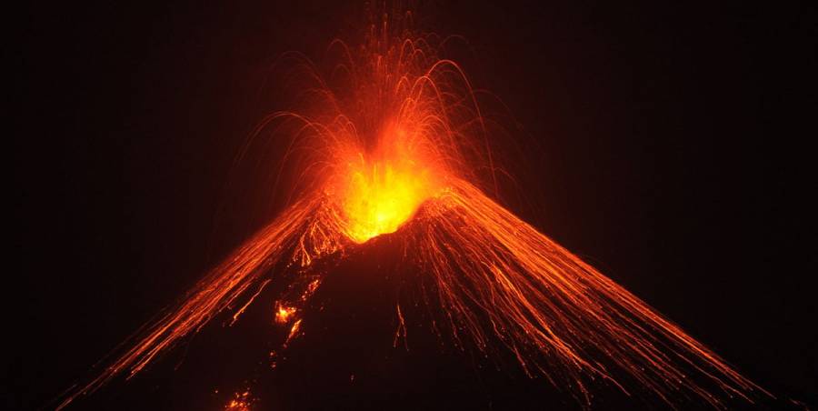 El volcán Krakatoa hace erupción y mantiene actividad constante