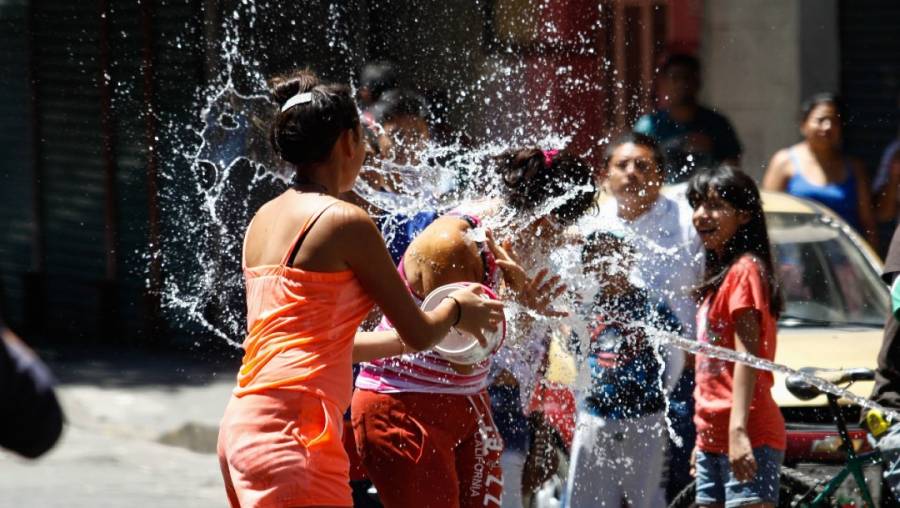 Detienen a cuatro hombres por desperdiciar agua en Sábado de Gloria