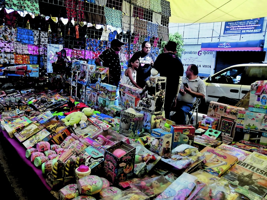 En tianguis San Juan ignoran el Qu&eacute;date en Casa
