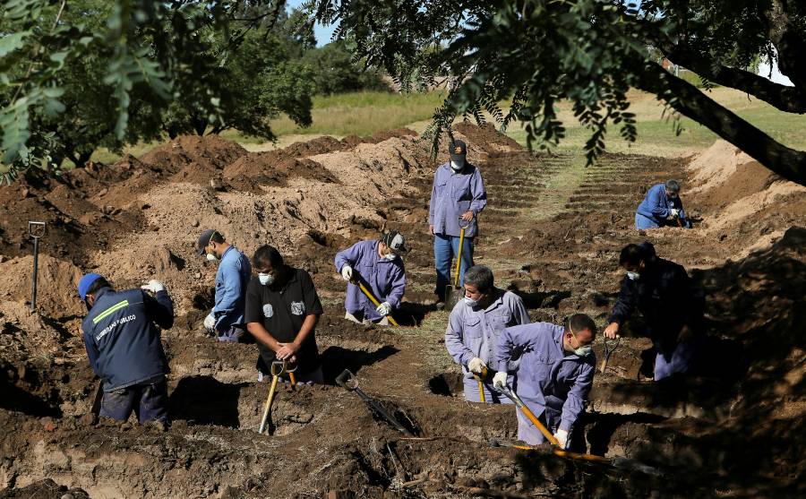 A la espera del impacto por Covid-19, cementerio cava más fosas en Argentina