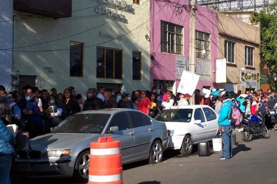 No guardan la sana distancia aspirantes al IMSS