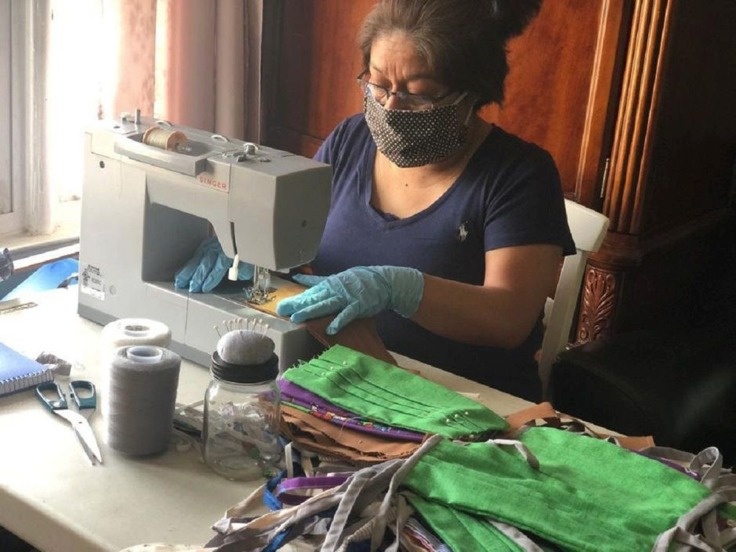 Inmigrantes desempleadas ahora hacen cubrebocas en NY 