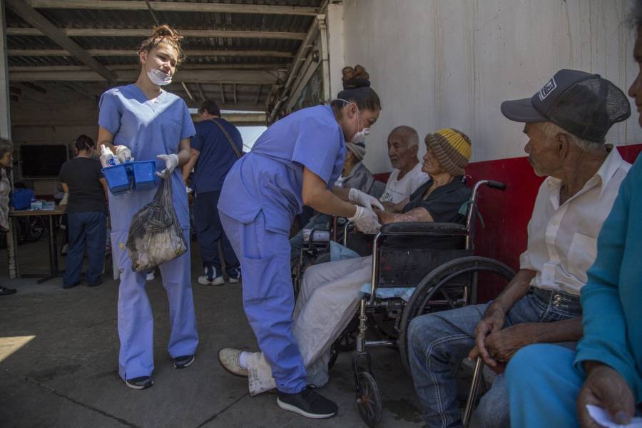 Demanda AMLO respeto a personal de salud