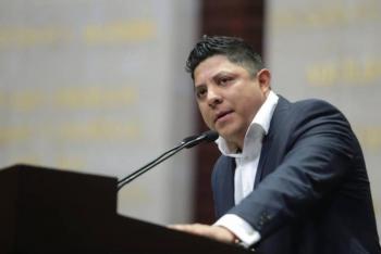 Ricardo Gallardo señala al alcalde Xavier Nava de adquirir luminarias a sobreprecio