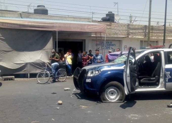 Policías y comerciantes se enfrentan en Valle de Chalco