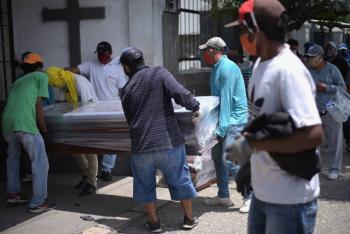 Ecuador reporta asistencia de inhumaci&oacute;n a mil 878 fallecidos