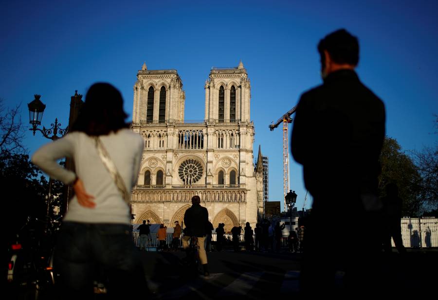 Campana de Notre Dame suena una vez más en aniversario de incendio