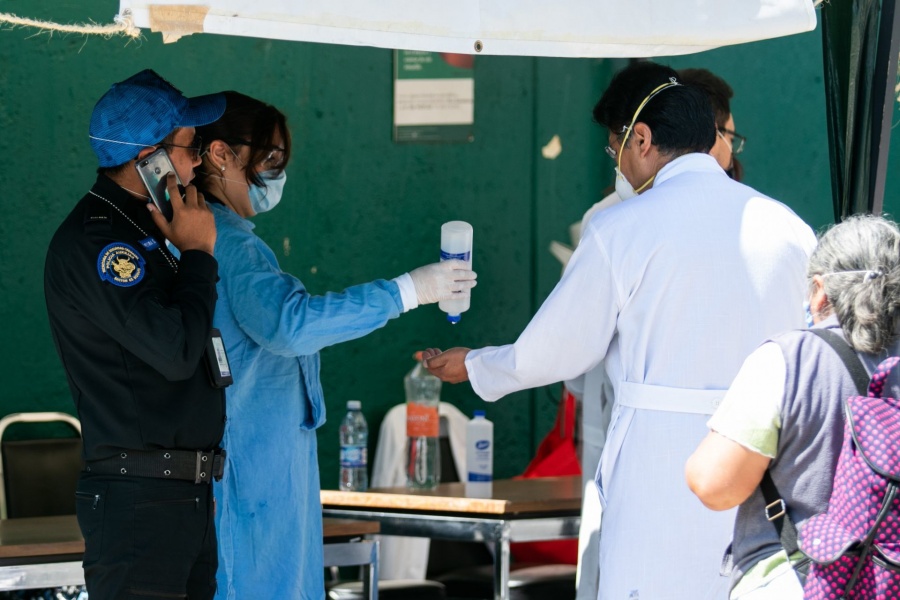 Convocan a especialistas médicos a enfrentar Covid