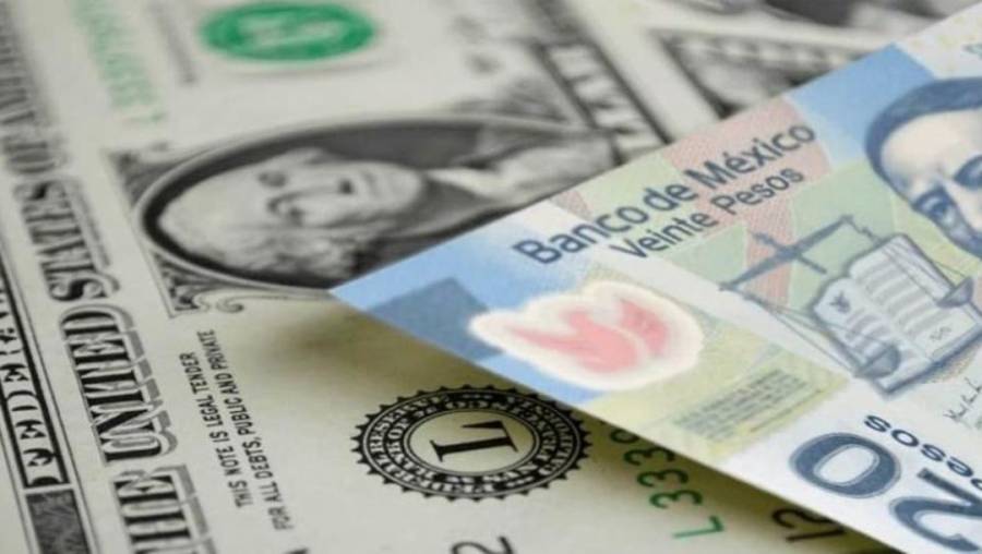 Peso cae tras rebaja a calificación de México; cotiza en 24.09 por dólar