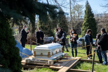 Supera EU 30 mil muertes por  Covid; cementerios de NY colapsan