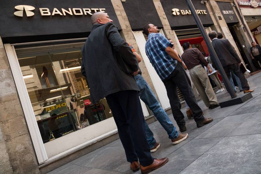 Genera contingencia largas filas en los bancos