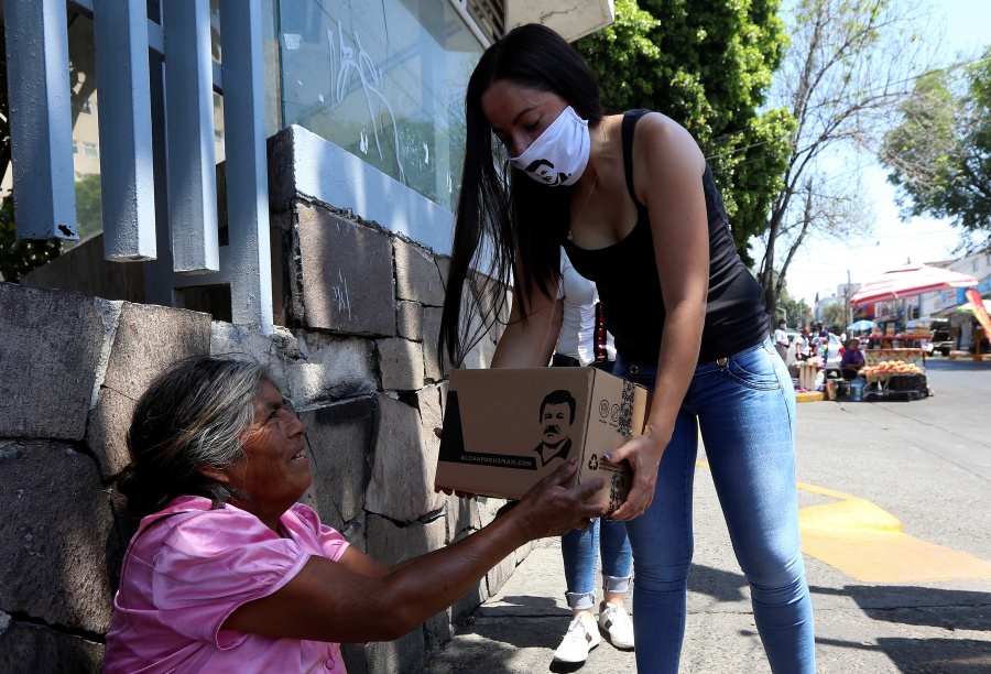 Hija de El Chapo reparte despensas en Guadalajara a adultos mayores