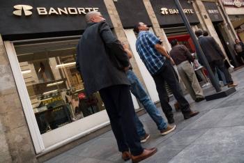 Genera contingencia largas filas en los bancos