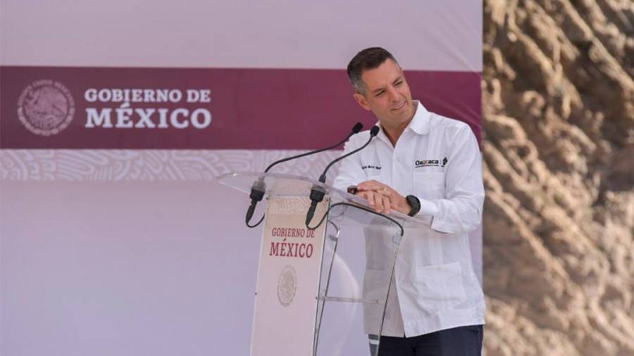 Alejandro Murat informó el uso obligatorio de cubrebocas en transporte y espacios públicos