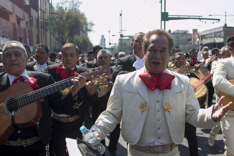 Músicos protestan afuera de Palacio Nacional