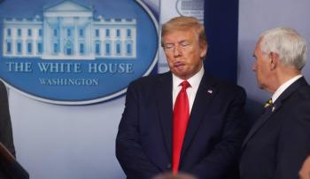 Trabajo para connacionales, busca el decreto que firm&oacute; Trump para evitar migraci&oacute;n