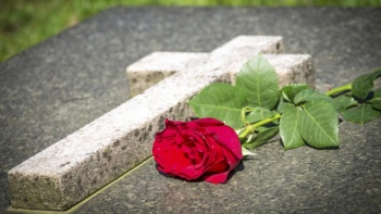 Proh&iacute;ben funerales en casos del virus