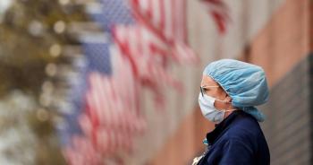 Donald Trump firma paquete de ayuda por coronavirus de casi 500 mil mdd