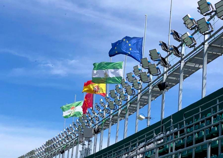 Estadio de Betis ondea banderas a media asta por fallecimientos de Covid-19