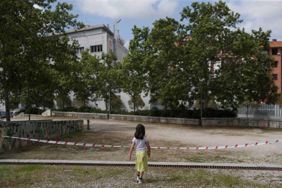 Ni&ntilde;os salen a las calles de Espa&ntilde;a tras seis semanas de confinamiento