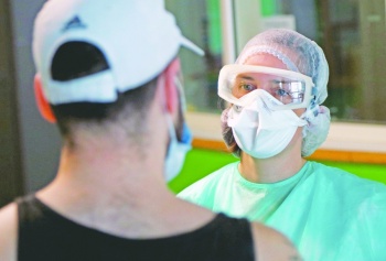 M&eacute;dicos, peluqueros, aeromozas…  con m&aacute;s riesgo de contraer Covid
