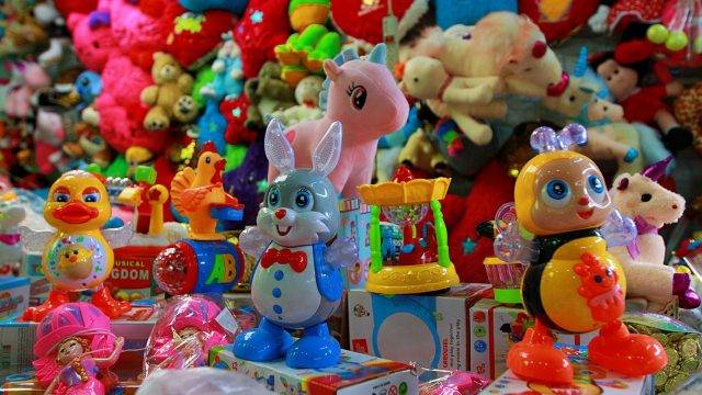 Niño cambia juguetes por despensa en Tijuana