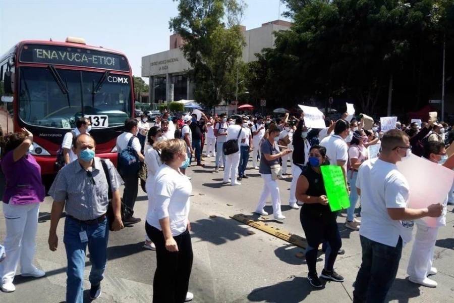 Personal médico del Hospital La Raza bloquea Calzada Vallejo