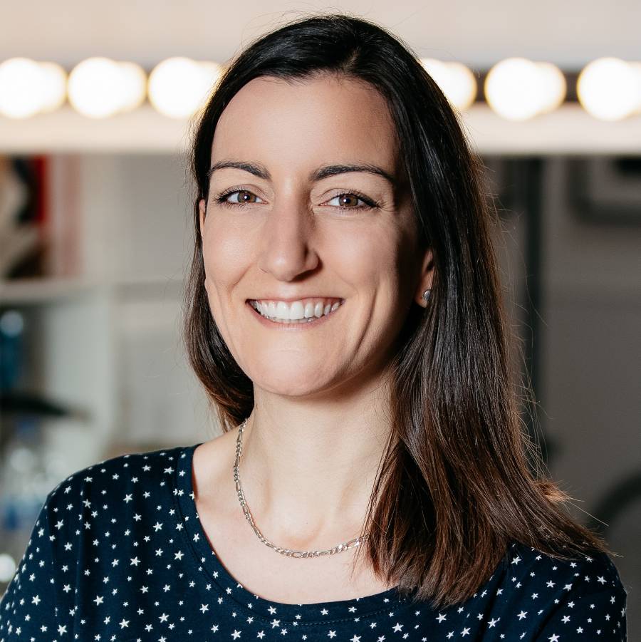 Investigadora de Oxford se somete a prueba de vacuna contra covid-19 desarrollada en Inglaterra