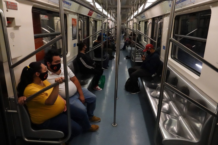 Desacatan cubrebocas “obligatorio” en el Metro