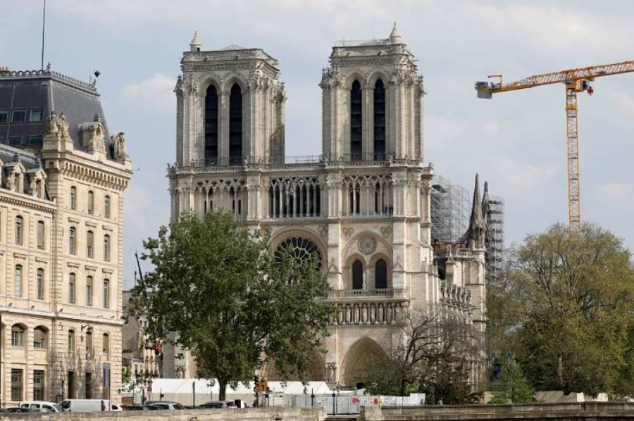 Constructores regresan a la catedral de Notre-Dame tras cierre por Covid-19