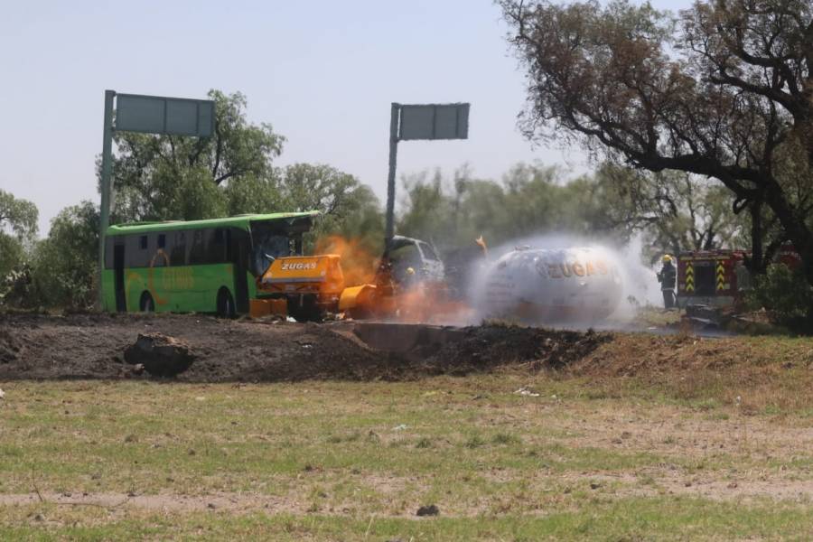 Choca autobús y pipa de gas dejando un muerto en Zumpango