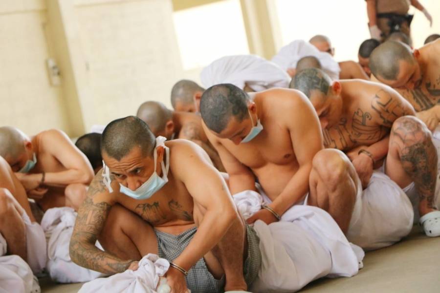 Reos de El Salvador, encerrados en celdas selladas, hacinados y pandillas mezcladas
