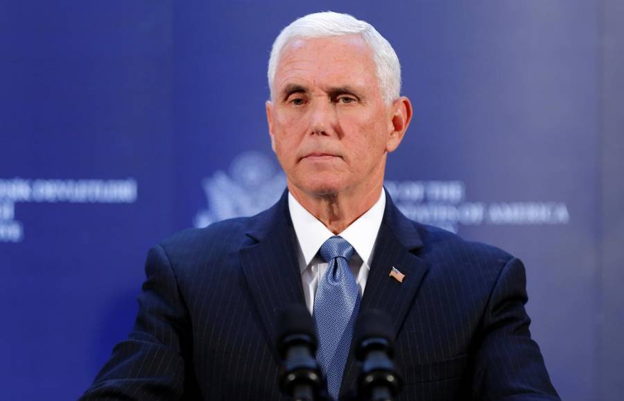 Mike Pence visita sin cubrebocas a empleado recuperado de covid-19