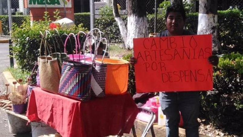 Cambia artesanías por comida y ¡conmueve a la gente!