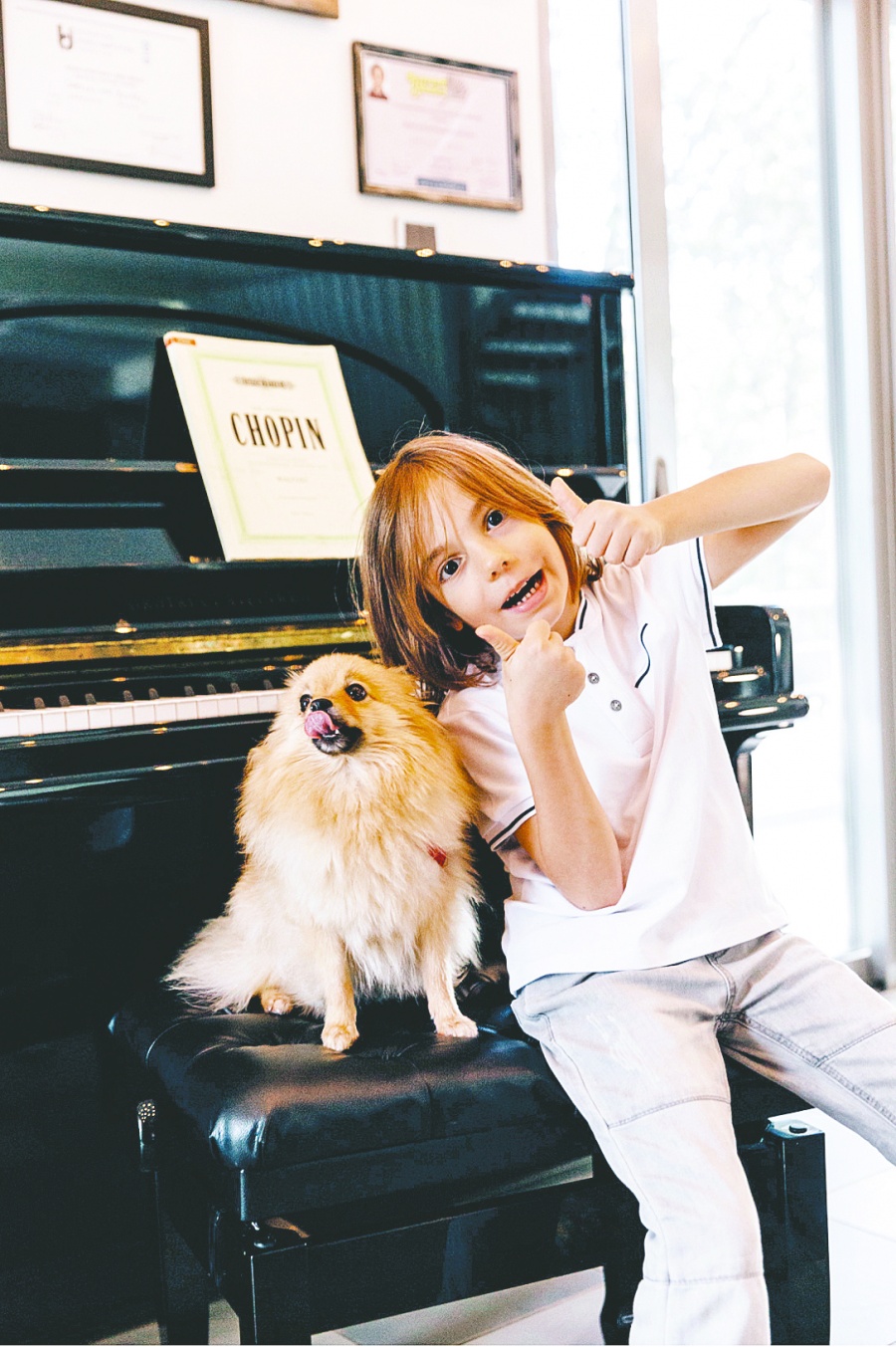 Ni&ntilde;o griego compone el “Vals del aislamiento”