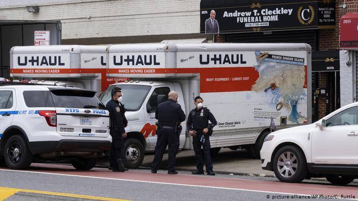 Encuentran en Nueva York camiones con decenas de muertos apilados