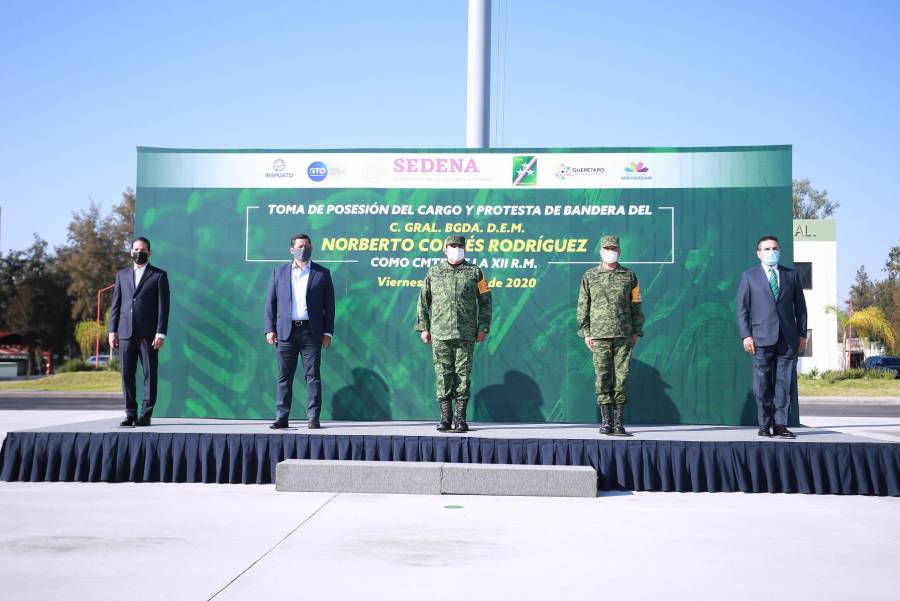 Da bienvenida Diego Sinhue al nuevo Comandante de la XII Región Militar de Irapuato.