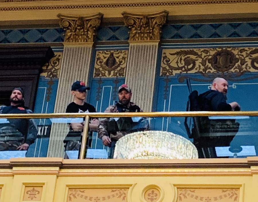 Hombres armados irrumpen en capitolio; exigen levantar confinamiento