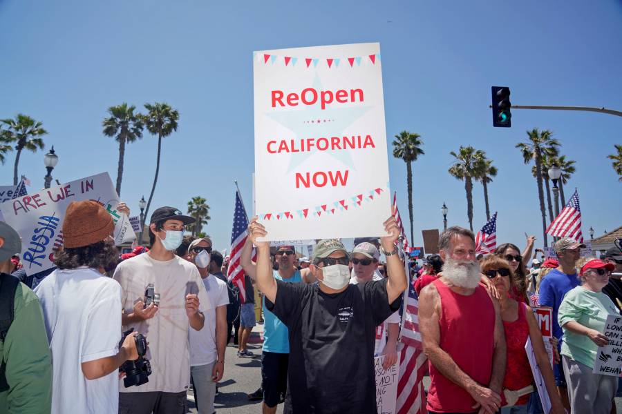 Manifestantes protestan por el cierre de playas en California